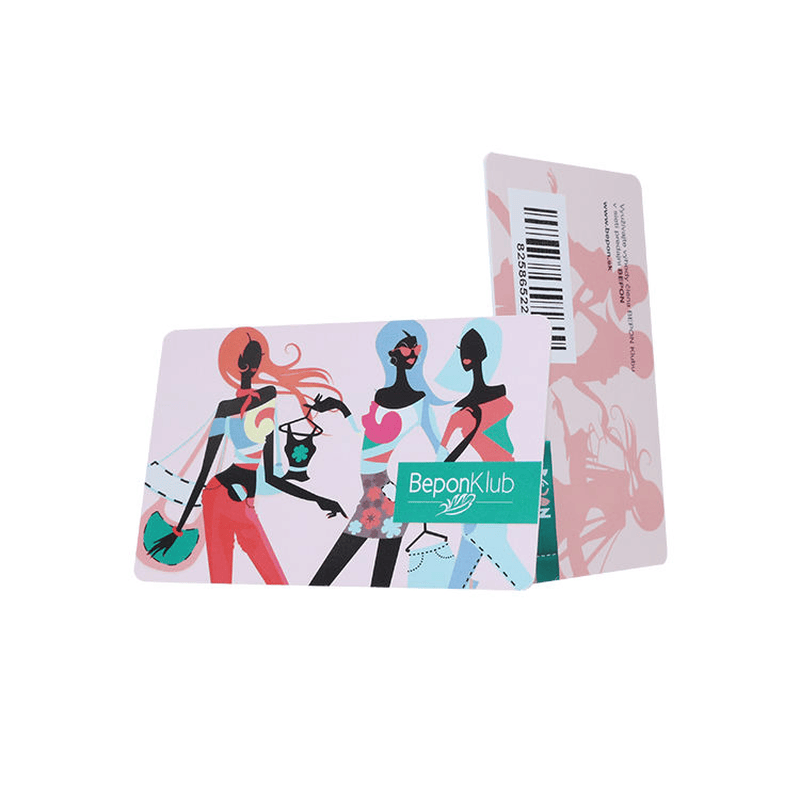 La fotografía muestra un diseño alternativo de tarjeta de PVC con código de barras con una distribución diferente para una colocación versátil del código y la marca.