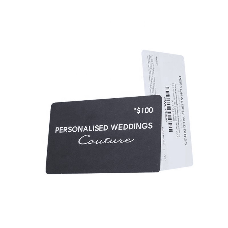 La imagen muestra una vista lateral de tarjetas de PVC con código de barras apiladas que destaca el grosor uniforme y la calidad de las esquinas redondeadas para la alimentación de la impresora.