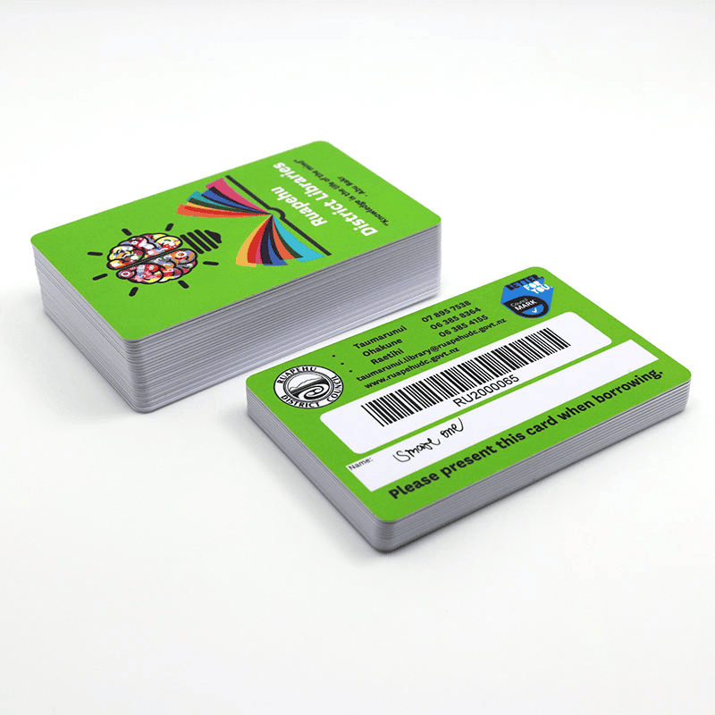 La imagen muestra una disposición en abanico de tarjetas de PVC con código de barras para destacar la variedad de códigos y diseños personalizables.