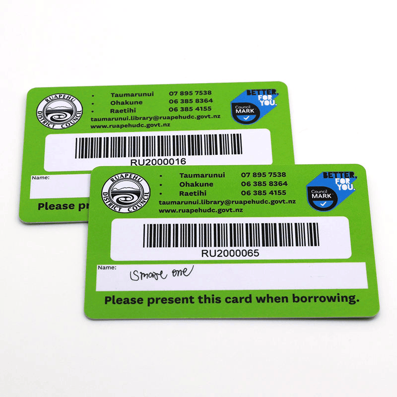 La fotografía muestra una pila ordenada de tarjetas de PVC con código de barras sobre fondo blanco que enfatiza la calidad uniforme de las tarjetas y los bordes lisos para facilitar la impresión.