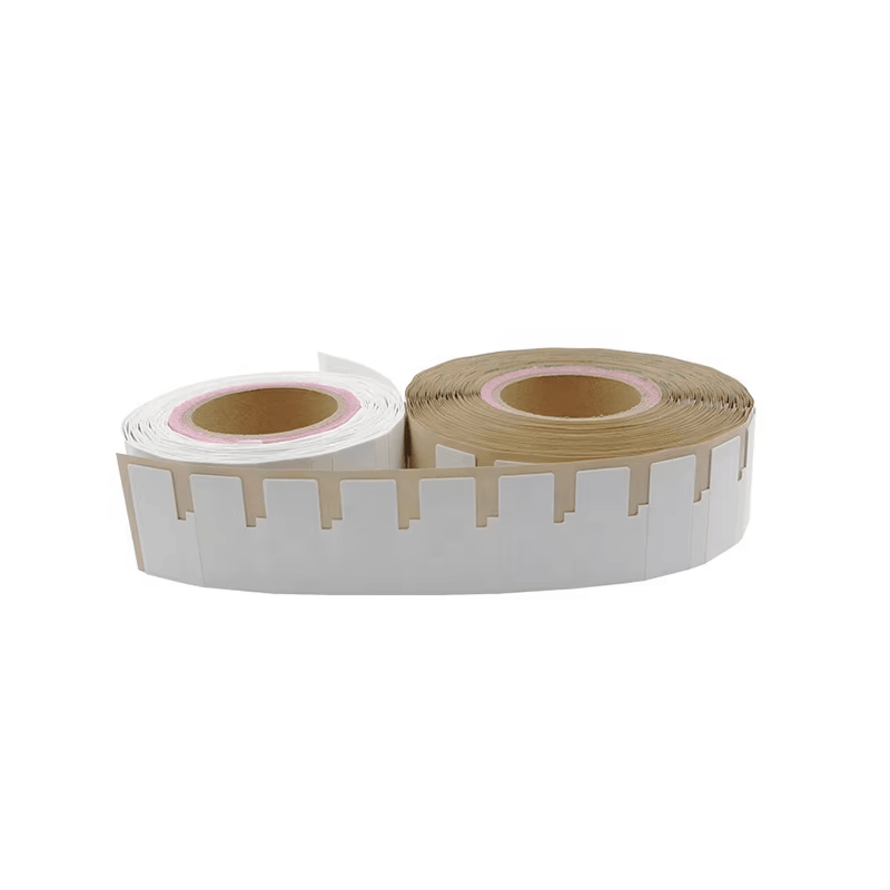 Un rollo de etiquetas RFID UHF imprimibles a prueba de manipulaciones F6025-2 listas para impresión por transferencia térmica y codificación segura.