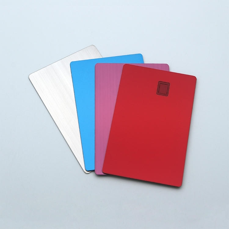 Tarjetas IC metálicas personalizadas con diseño de chip seguro mostradas con acabado metálico cepillado para proyectos de tarjetas IC metálicas con contacto.