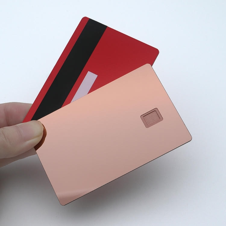Esta imagen muestra tarjetas IC metálicas personalizadas con diseño de chip seguro y logotipo grabado para aplicaciones de tarjetas IC metálicas con contacto.