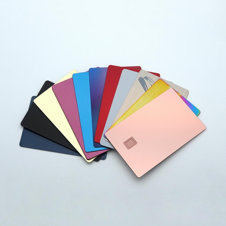 Esta imagen muestra tarjetas IC metálicas personalizadas con diseño de chip seguro y detalle de corte láser para aplicaciones de tarjetas IC metálicas con contacto.