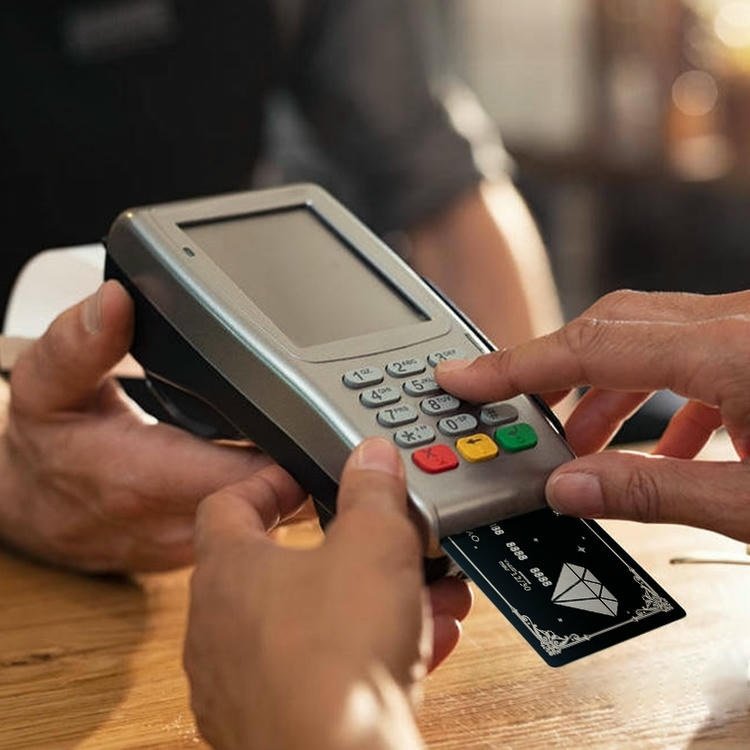 Fotografía de Tarjetas IC metálicas con contacto personalizadas para pagos seguros que muestra este aspecto: detalle del chip, en la categoría de Tarjetas IC metálicas con contacto.