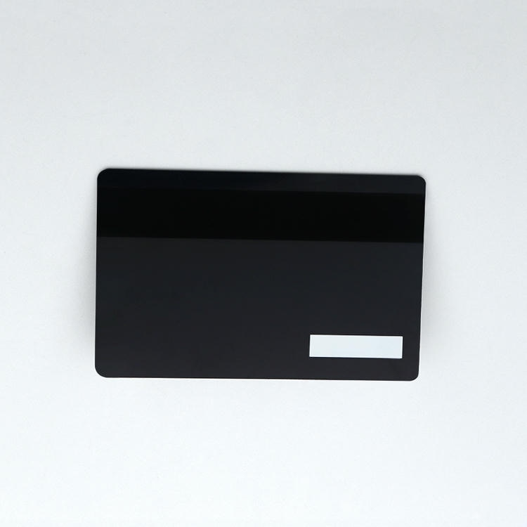 Tarjetas inteligentes metálicas con contacto personalizadas mostradas desde una perspectiva clara de diseño interno para aplicaciones de tarjetas IC metálicas con contacto.