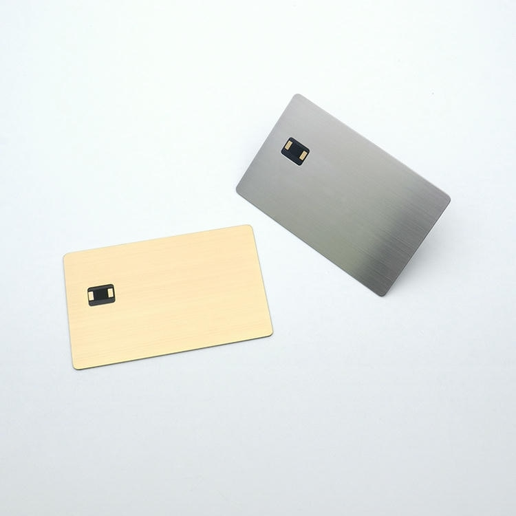 Tarjetas inteligentes metálicas con contacto personalizadas mostradas con un cuerpo metálico resistente para compradores que comparan soluciones de tarjetas IC metálicas.
