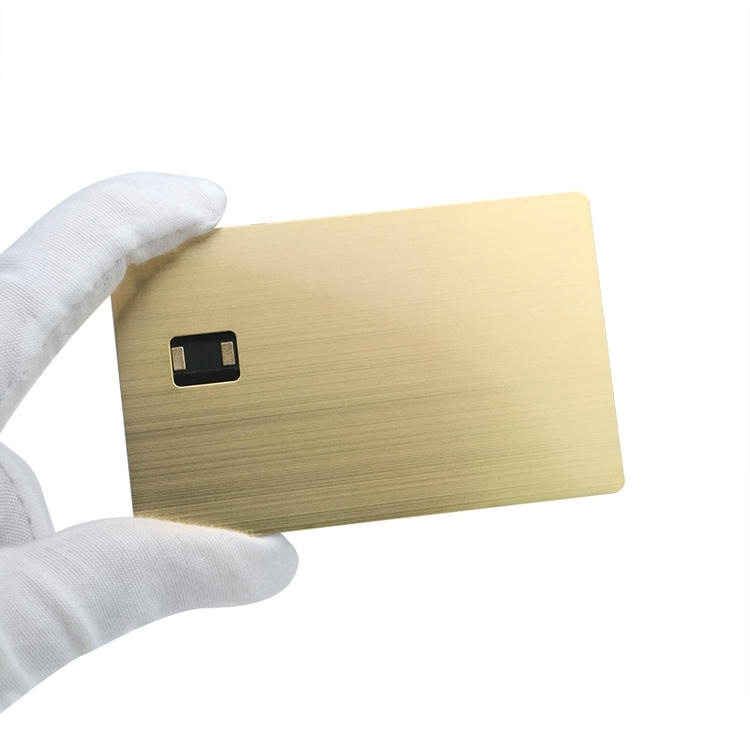Tarjetas inteligentes metálicas con contacto personalizadas mostradas con acabado superficial para compradores que comparan tarjetas IC metálicas con contacto.