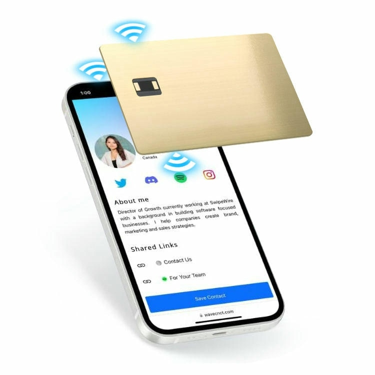 Esta imagen muestra tarjetas inteligentes metálicas con contacto personalizadas con logotipo impreso y borde pulido para aplicaciones de tarjetas IC metálicas con contacto.