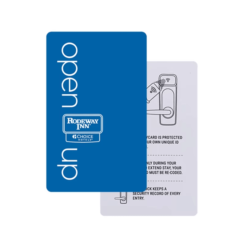 Demostración del uso de tarjetas de acceso a hotel HTR5625-1 con una cerradura inteligente magnética para entrada fluida.