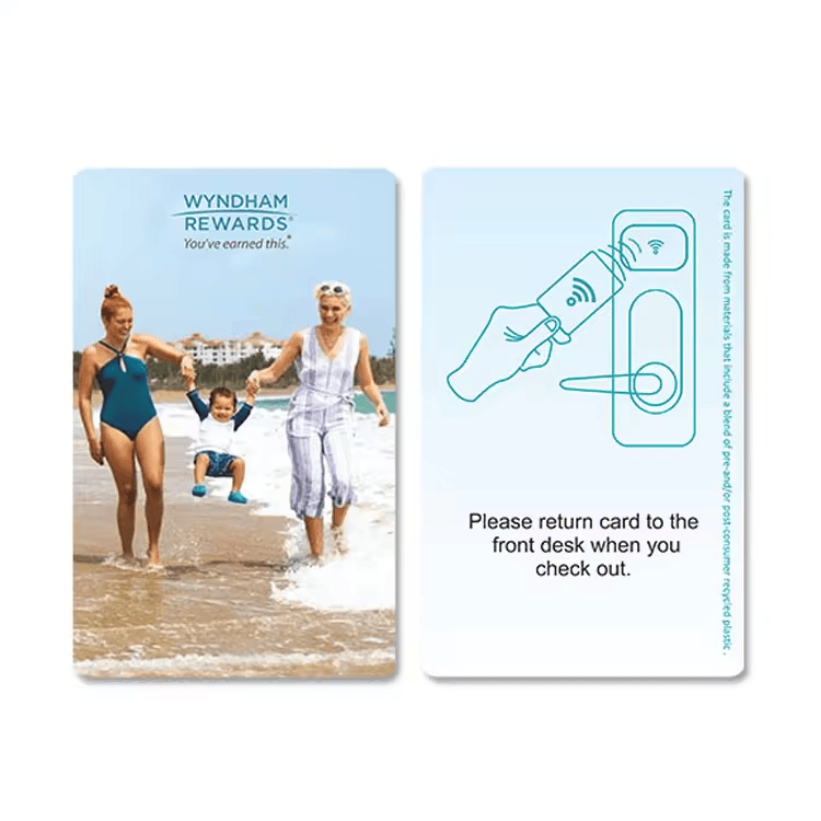 Tarjetas llave de hotel RFID personalizadas mostradas con escaneo sin contacto para proyectos hoteleros.