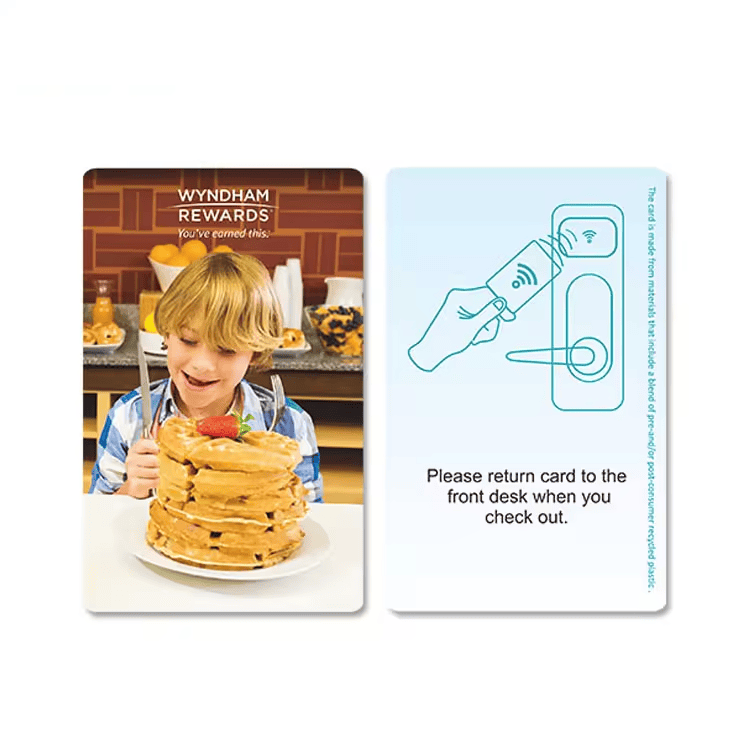 Tarjetas llave de hotel RFID personalizadas mostrando diferentes acabados y materiales.