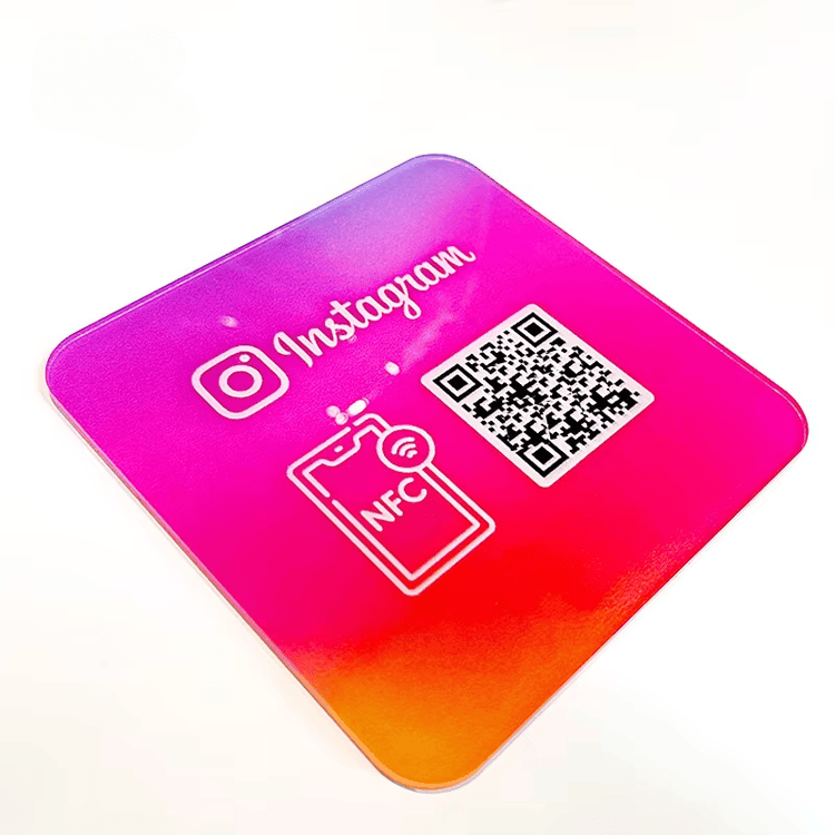Soporte NFC personalizado para demos de software mostrado en vista frontal para compradores que comparan soluciones NFC.