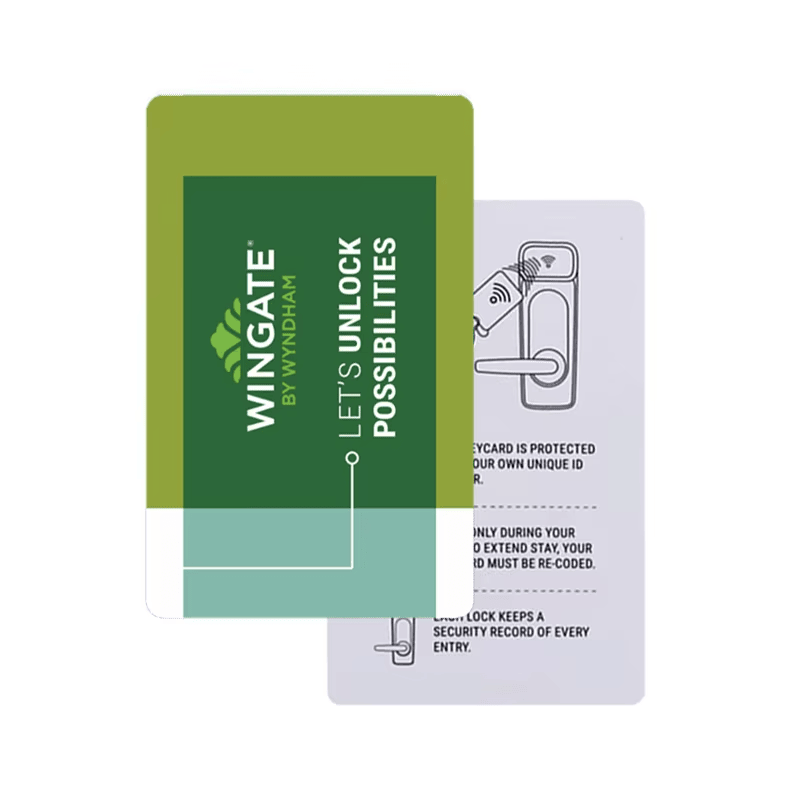 Primer plano del chip RFID interno de la tarjeta llave de hotel HTR5625-1 que garantiza señales estables sin contacto.