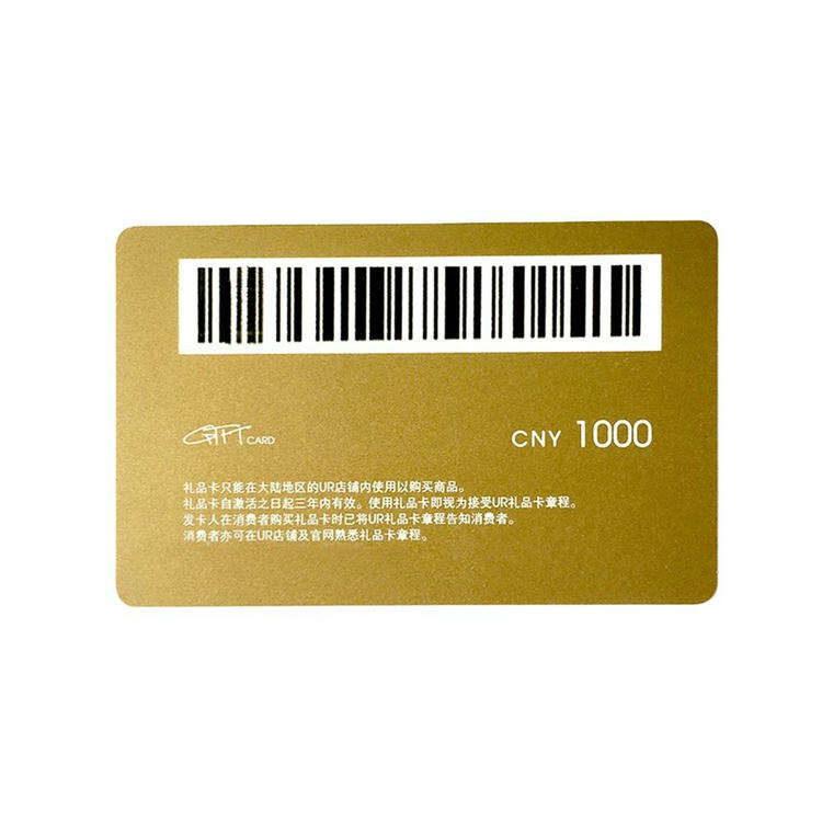 Vista en perspectiva de varias tarjetas de PVC con código de barras apiladas para aplicaciones industriales, comerciales y bibliotecarias.
