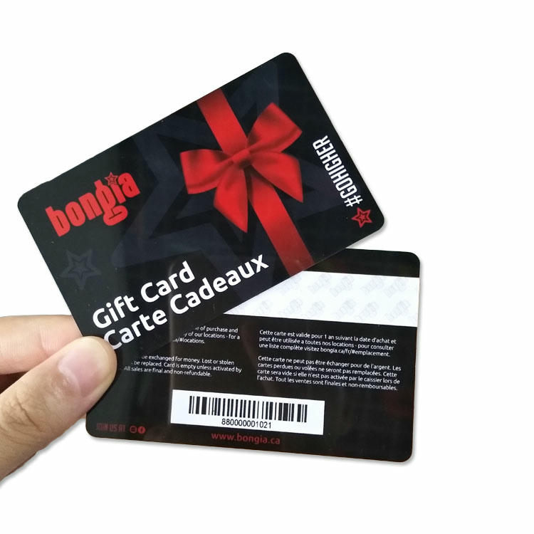 Tarjeta de PVC con código de barras junto a la bandeja de una impresora, preparada para su impresión y personalización como tarjeta de socio.