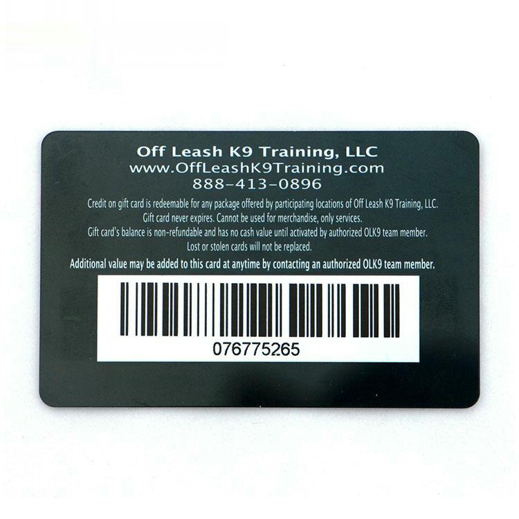 Primer plano de la superficie de una tarjeta de PVC con código de barras que destaca la calidad de sus acabados mate o brillante.
