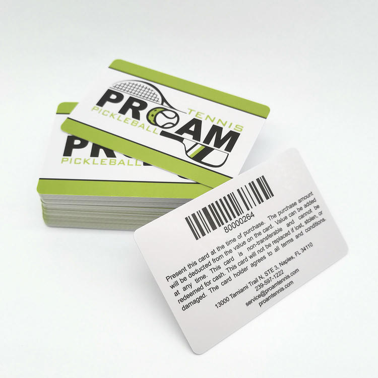 Primer plano de los detalles impresos en una tarjeta de PVC con códigos de barras de alta resolución para un escaneo preciso.