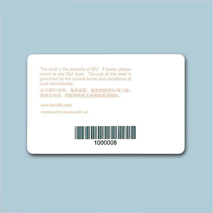 Tarjetas de PVC con código de barras en orientación vertical y horizontal para mostrar su flexibilidad de impresión y uso.
