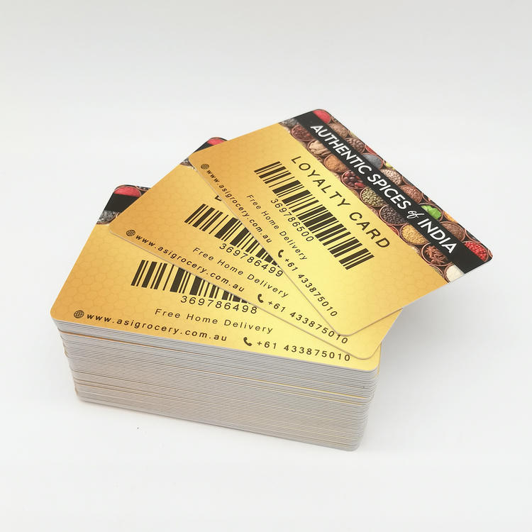 Tarjetas de PVC con código de barras colocadas en horizontal para mostrar su legibilidad y compatibilidad de escaneo en comercios.