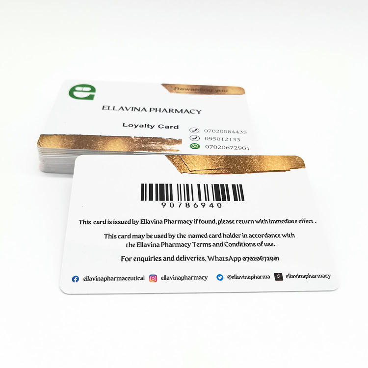 Pilas de tarjetas de PVC con código de barras preparadas para el envío y la distribución en grandes cantidades.