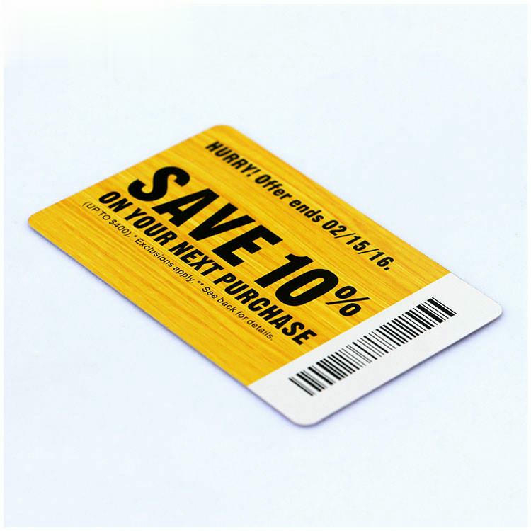 Tarjetas de PVC con código de barras y cordones para facilitar la identificación y el acceso en eventos o conferencias.