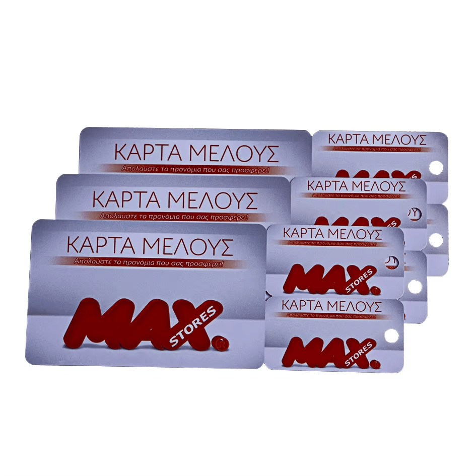 Tarjetas regalo combinadas de plástico apiladas con etiquetas para llavero muestran el formato del conjunto y las esquinas redondeadas para uso diario duradero.