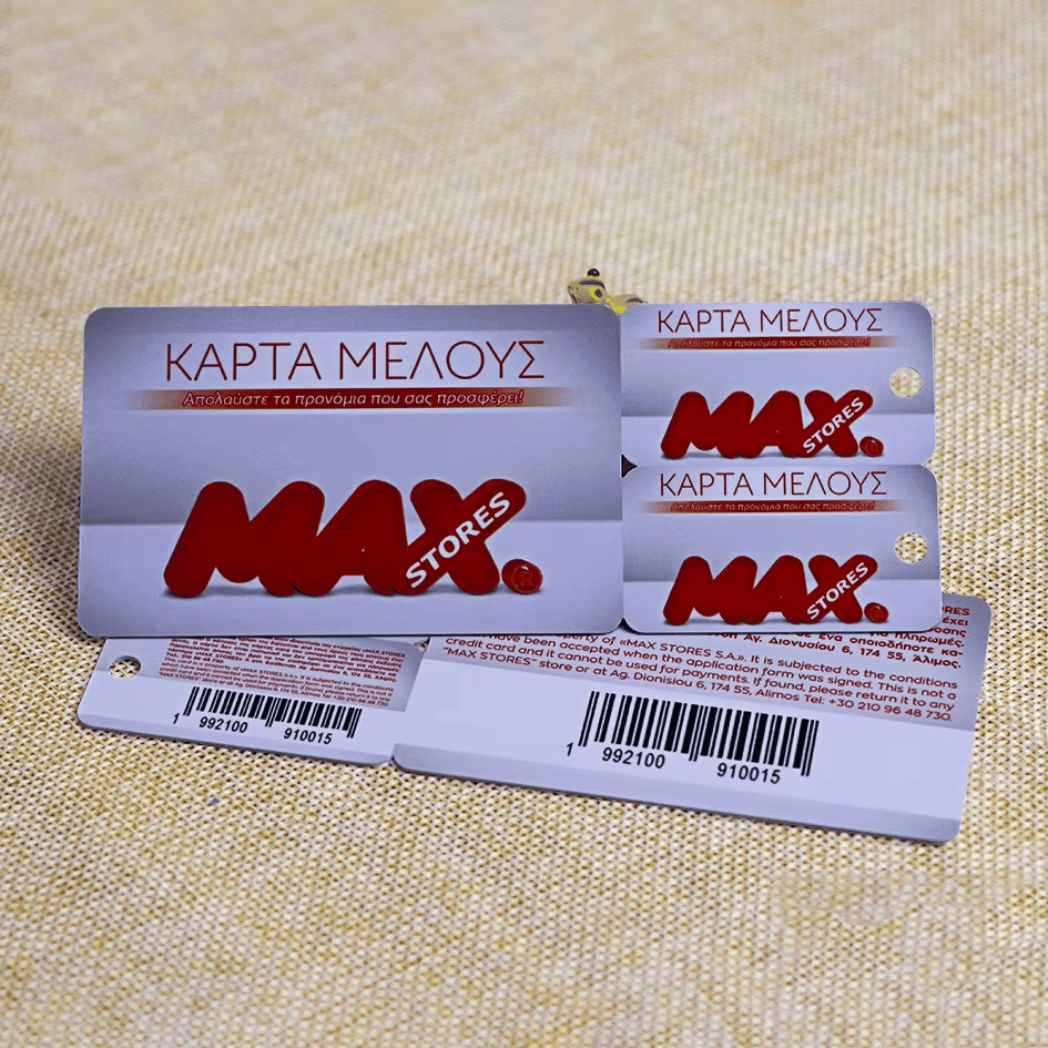 Tarjetas combinadas de plástico con función regalo muestran marca frontal y reversos con código de barras para regalos de fidelización y consultas del saldo en tienda.