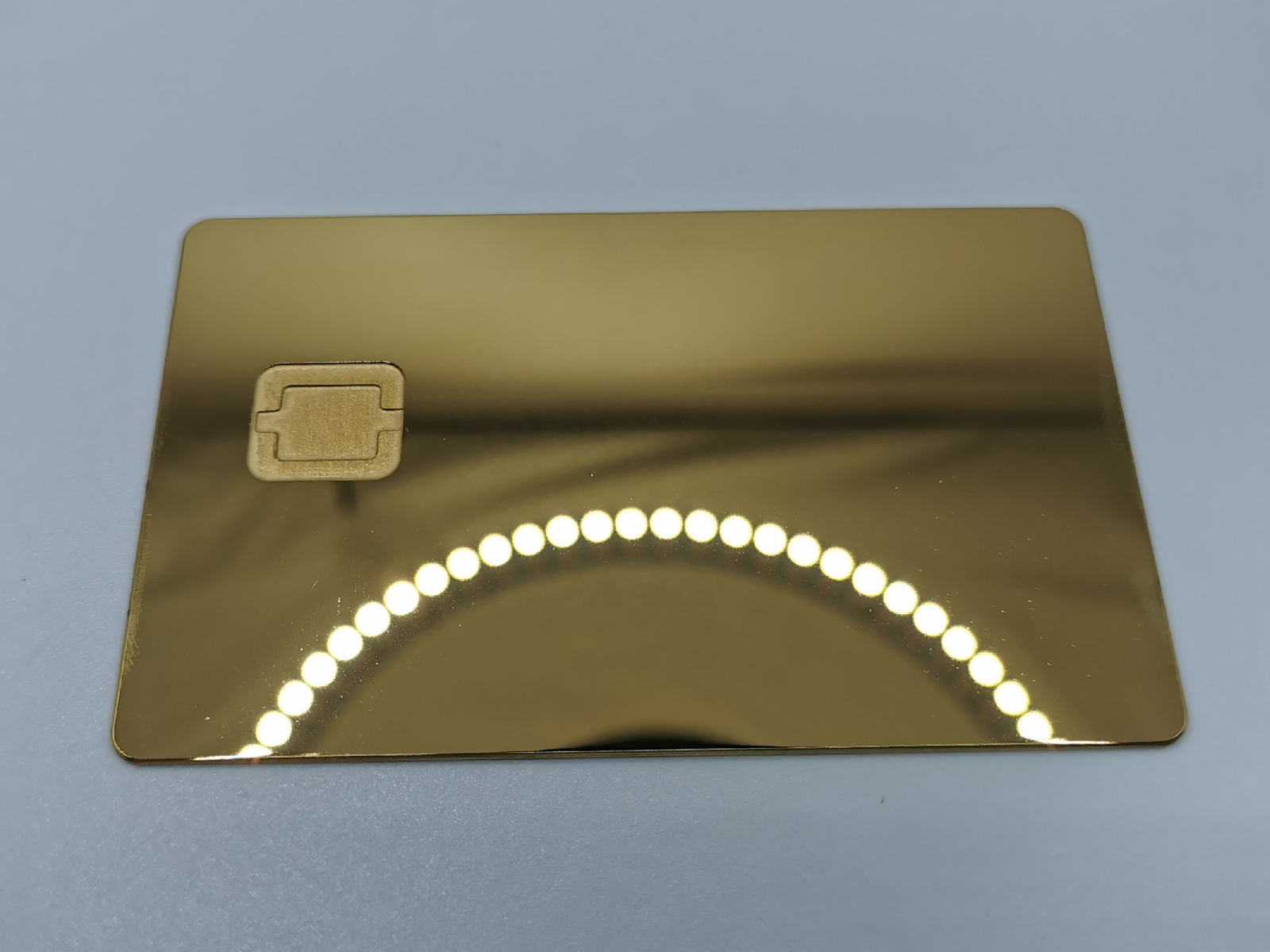 Tarjeta IC metálica de contacto personalizada con acabado dorado espejo para programas premium.