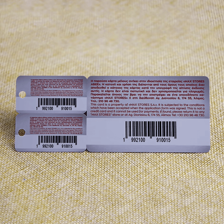Las tarjetas de regalo combinadas de plástico se muestran por el reverso con varios códigos de barras para permitir la identificación de socios y el canje de regalos.