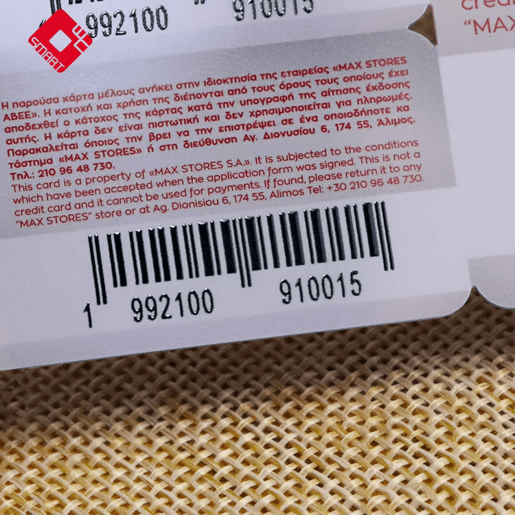 El primer plano muestra las líneas del código de barras y las condiciones impresas de una tarjeta de regalo combinada de plástico para facilitar el escaneo y la verificación rápidos.
