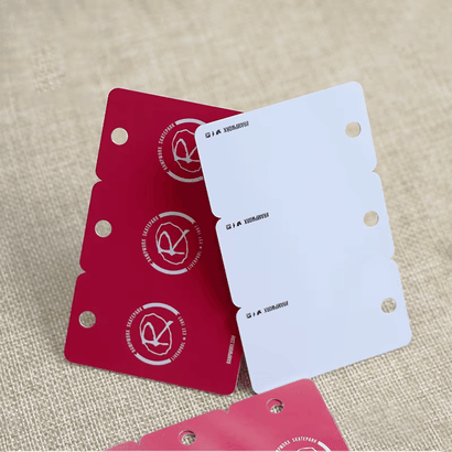 Las tarjetas combinadas de plástico con función de regalo muestran etiquetas rojas impresas y blancas en blanco para ilustrar opciones de diseño de pedidos personalizados.