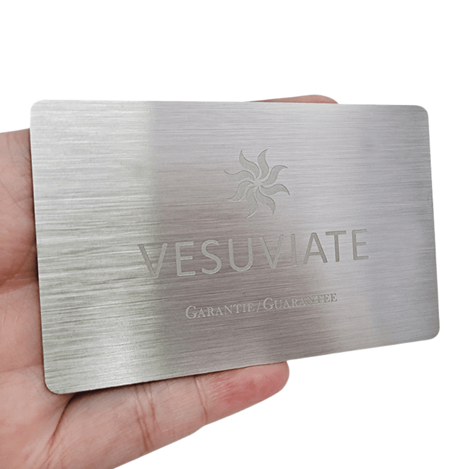 Tarjetas metálicas negras mate para marcas premium mostradas con enfoque en la distribución de antena para proyectos de tarjetas metálicas.