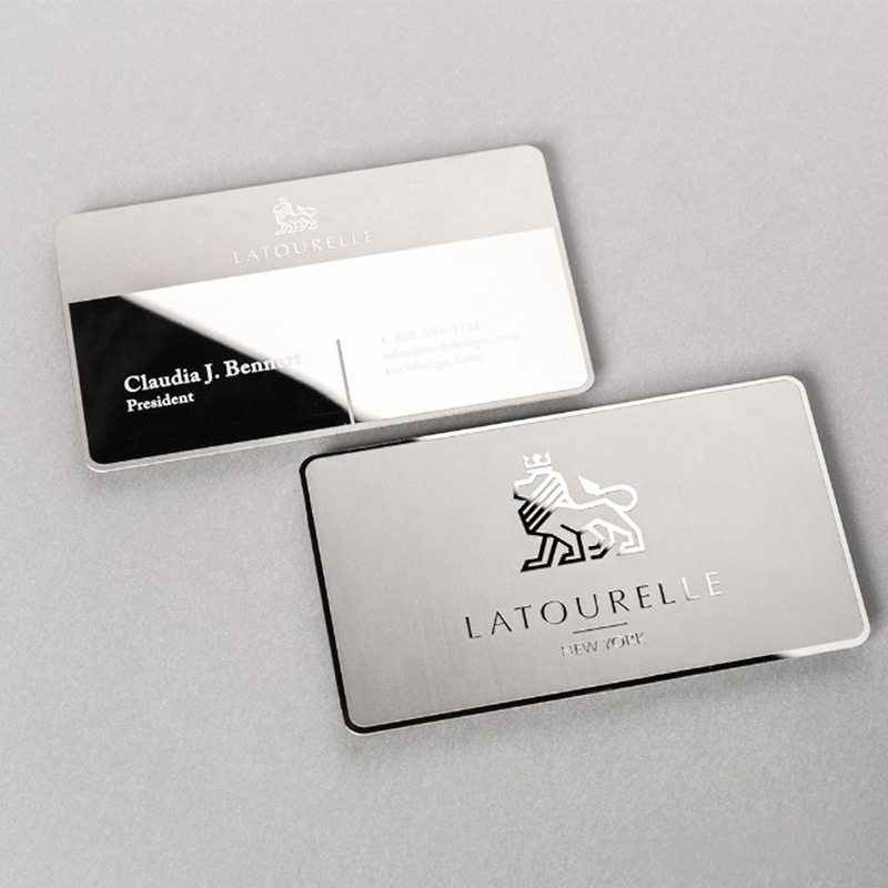 Foto de producto de tarjetas metálicas negras mate para marcas premium mostrando el detalle del chip dentro de la categoría de tarjetas metálicas.