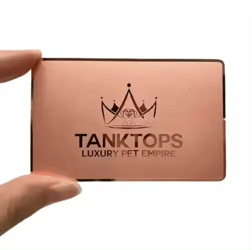 Tarjetas metálicas negras mate para marcas premium mostradas con logotipo impreso para compradores que comparan soluciones de tarjetas metálicas.