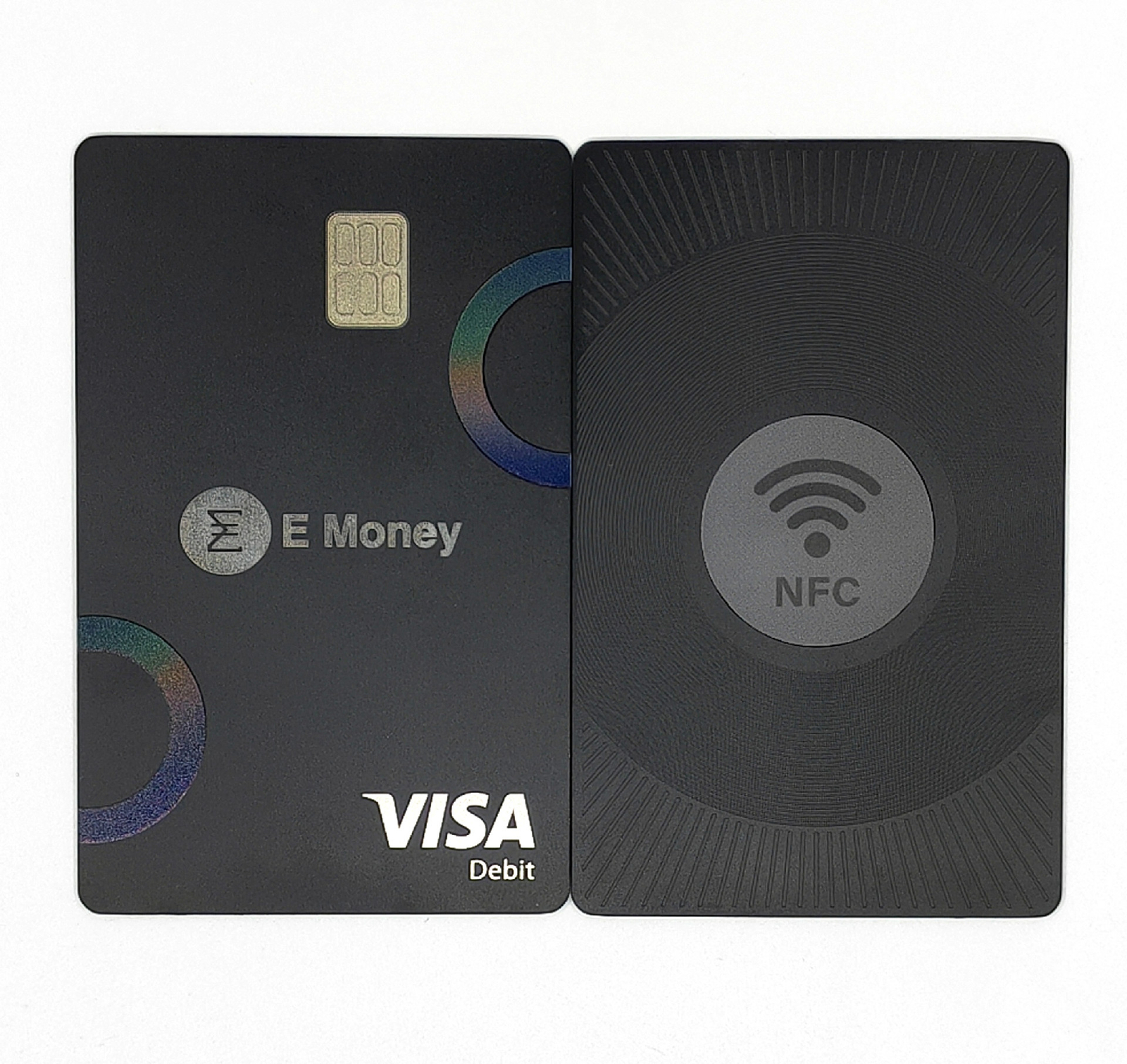 Dos tarjetas de metal negro sin contacto muestran el estilo del chip y un icono NFC para presentar un diseño moderno de tarjeta metálica listo para aproximación.