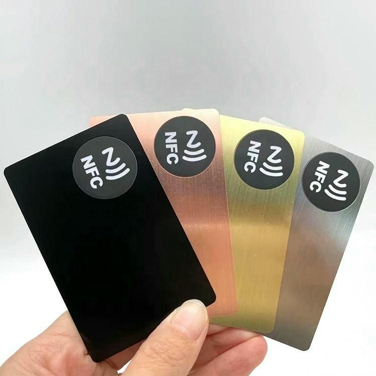 Esta imagen destaca este aspecto de Tarjetas metálicas personalizadas para una identidad de marca exclusiva: cuerpo metálico duradero; para aplicaciones de Tarjetas de visita metálicas.