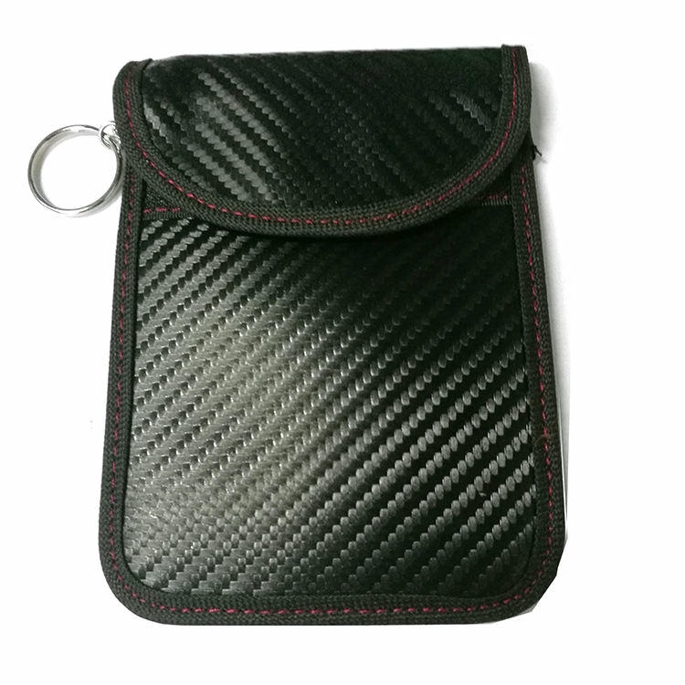 Se muestran múltiples unidades de bolsa de bloqueo RFID en negro y marrón y rosa para presentar la personalización de color disponible para pedidos B2B.