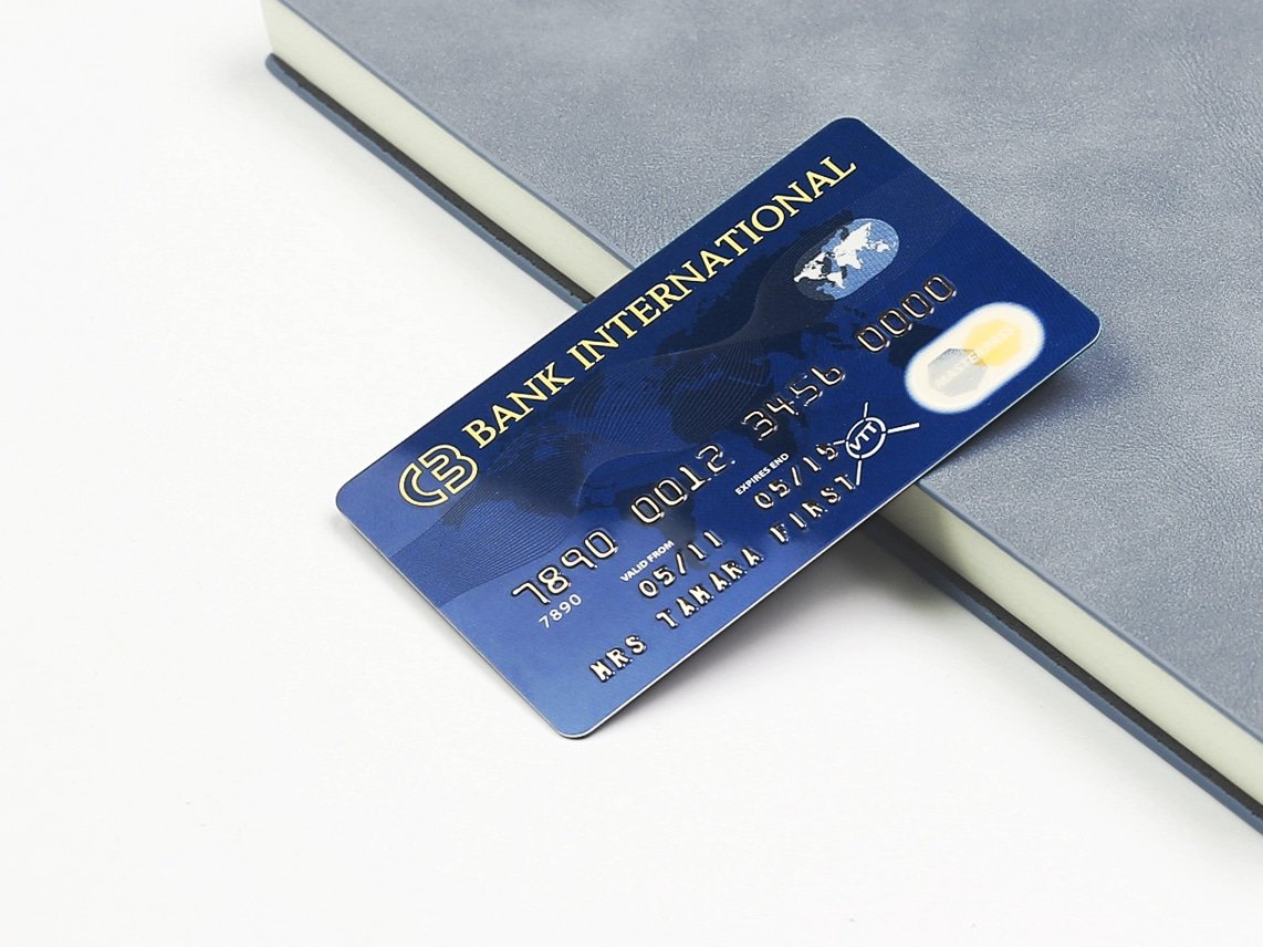Comparación de los acabados brillante y mate disponibles para tarjetas de proximidad personalizadas destinadas al control de acceso.