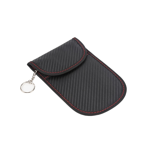 Bolsa de bloqueo RFID de fibra de carbono cerrada, con costuras rojas, cierre de solapa y anilla para llaves, sobre fondo blanco.
