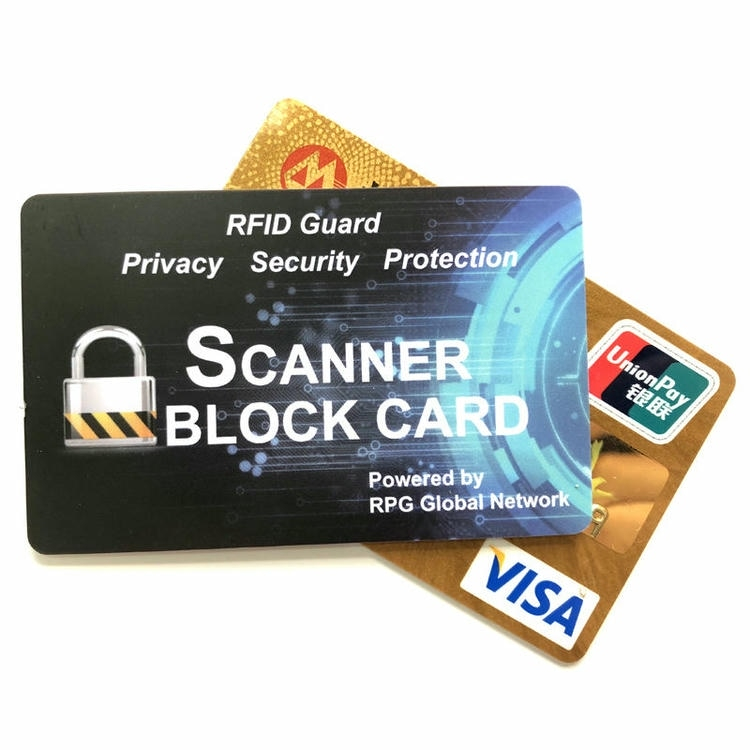 Una tarjeta de bloqueo RFID cubre tarjetas de pago con logotipos Visa y UnionPay para mostrar protección contra robo por lectura fraudulenta sin contacto.