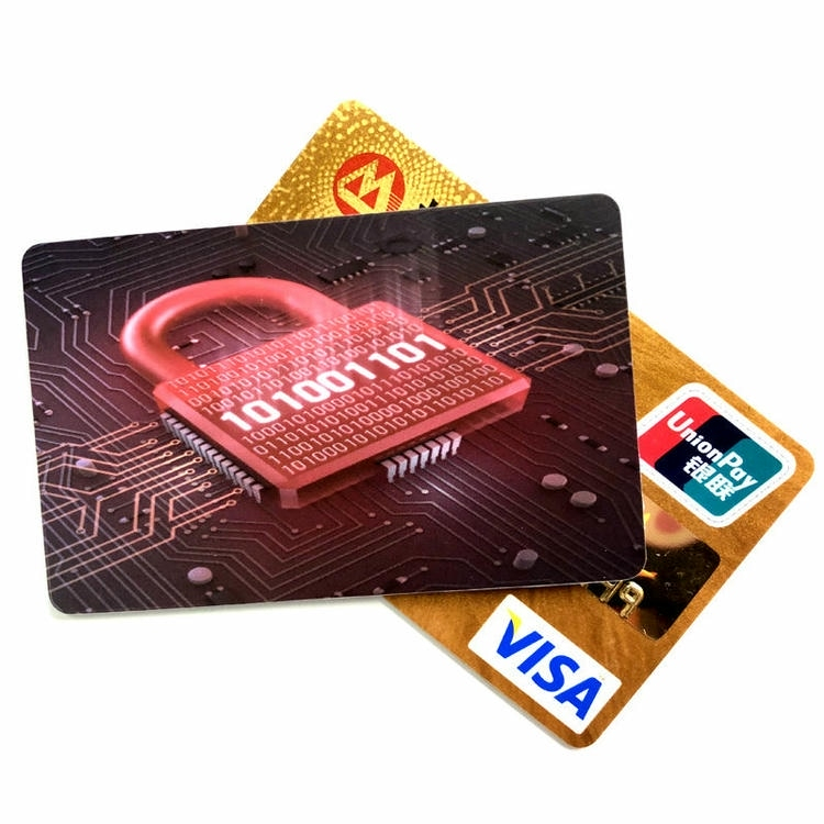 Una tarjeta de bloqueo RFID con candado rojo sobre gráfico de placa de circuito se expone encima de tarjetas de pago para seguridad contra lectura fraudulenta.