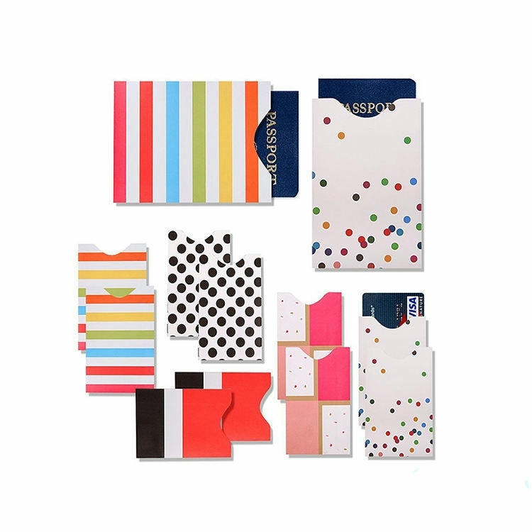 Fundas de bloqueo RFID variadas de colores con pasaportes y tarjetas expuestas para ilustrar opciones antirrobo de privacidad de tarjetas en cartera