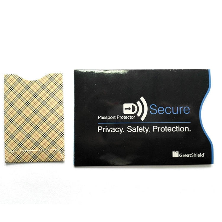 Fotografía comparativa de una funda de bloqueo RFID estampada y una lisa para seguridad antirrobo de tarjetas en cartera