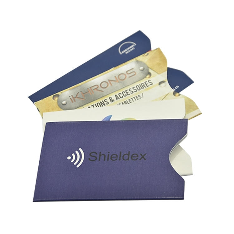 Funda de bloqueo RFID con tarjetas de pago mostrando protección frente a lecturas RFID no autorizadas