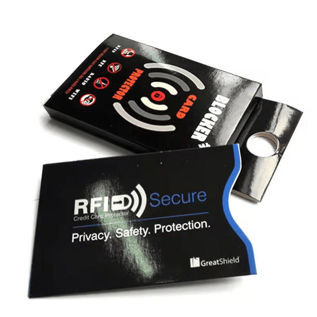 Vista frontal de una funda de bloqueo RFID con icono de escudo diseñada para protección antirrobo de privacidad de tarjetas en cartera