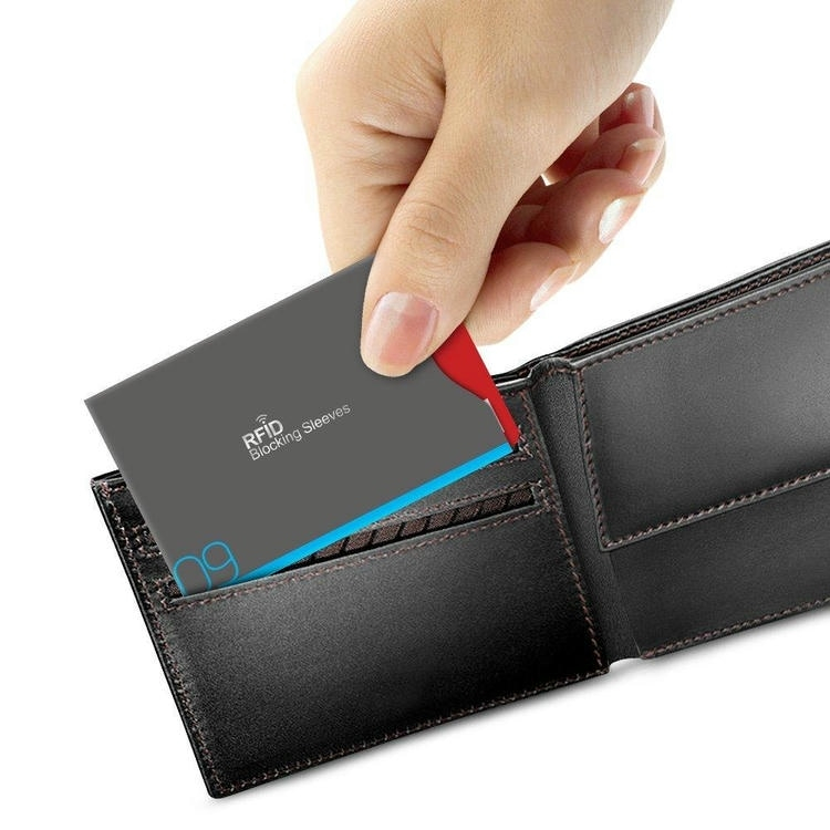 Uso de una funda de bloqueo RFID dentro de una cartera para proteger tarjetas sin contacto