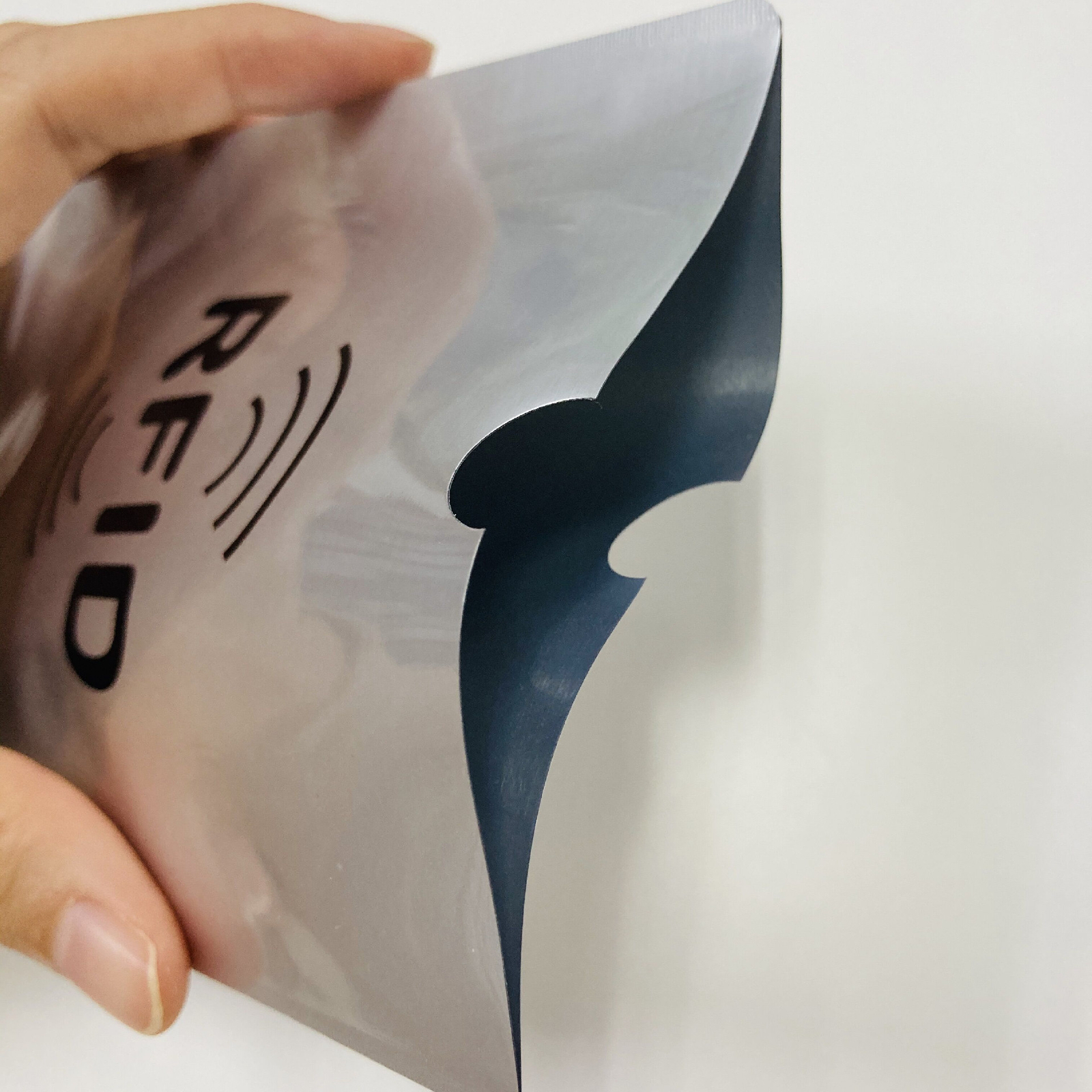 Funda de bloqueo RFID personalizada para tarjetas de crédito mostrando el detalle del chip RFID.