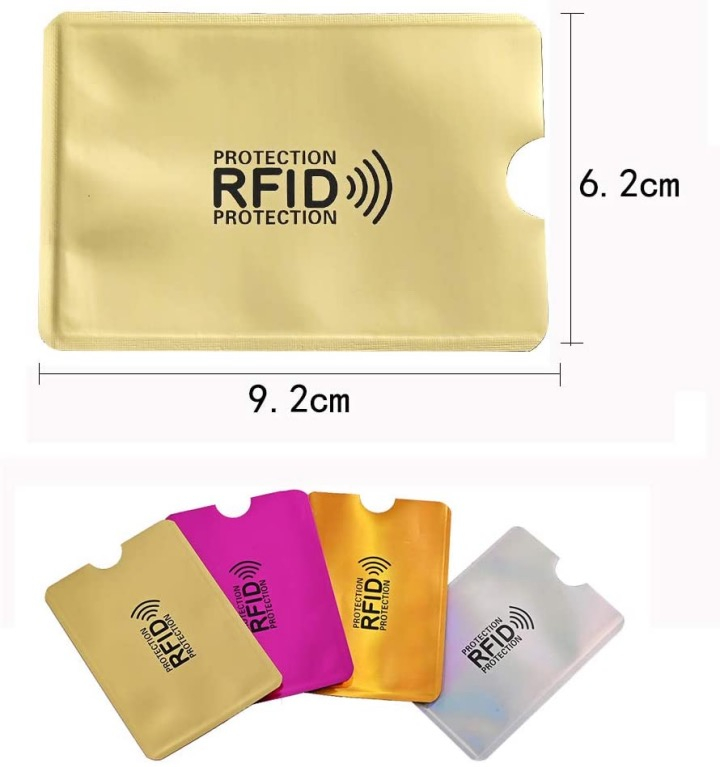 Funda de bloqueo RFID dorada con logotipo impreso y gráfico de dimensiones para mostrar el tamaño del producto.