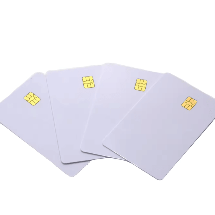 Tarjetas inteligentes SLE4442 personalizadas para emisión segura con énfasis en este aspecto: detalle del chip; para proyectos de Tarjetas con chip de contacto.